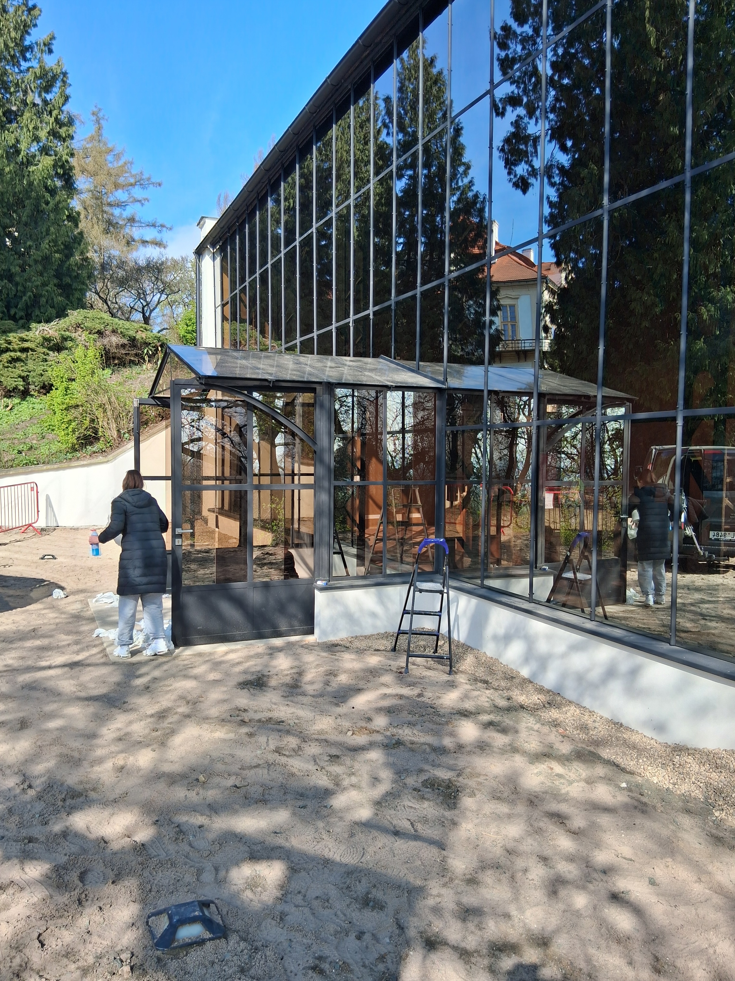 Skleněné plovoucí police s LED podsvícením